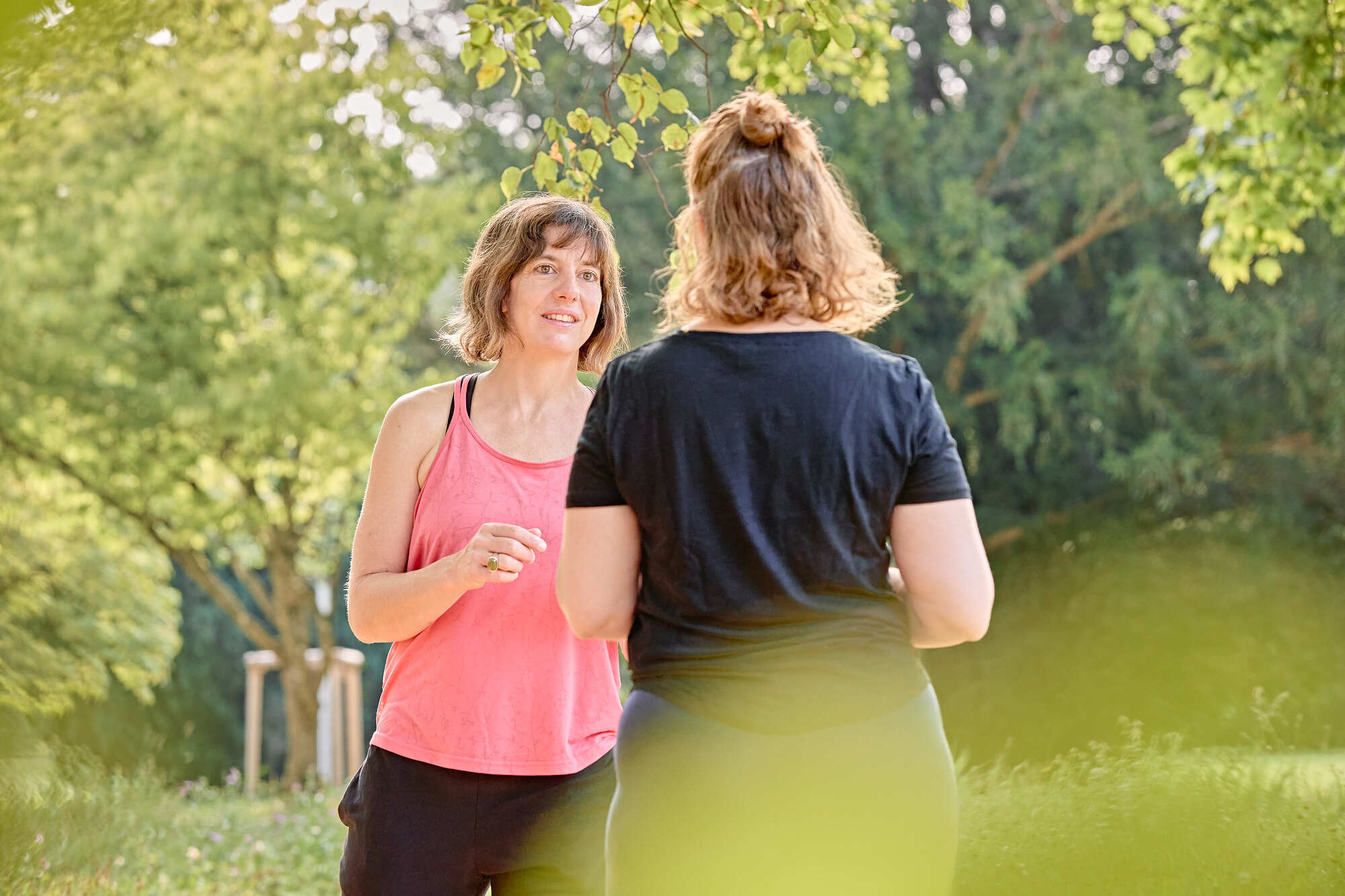 Sarah Hänggi begleitet eine Kundin beim Training im Park in Basel