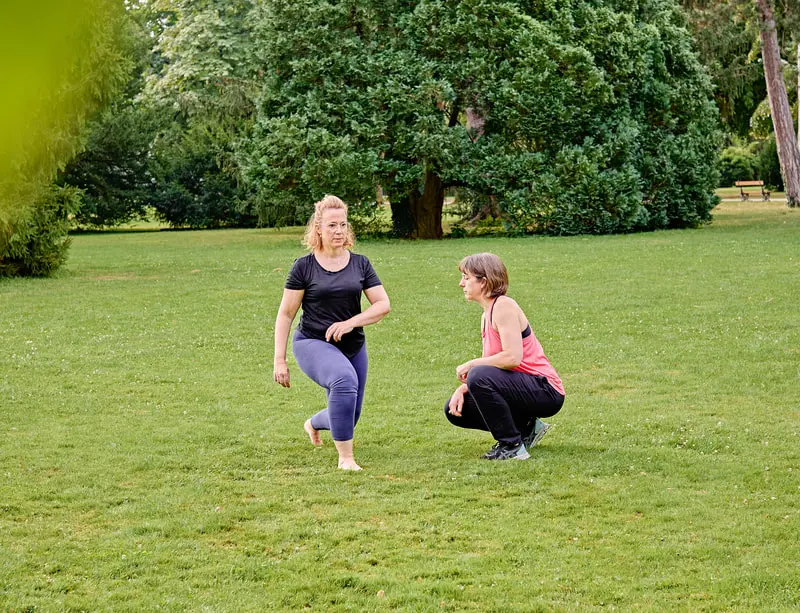 Sarah Hänggi erklärt einer Kundin eine Übung beim Personal Training in Basel